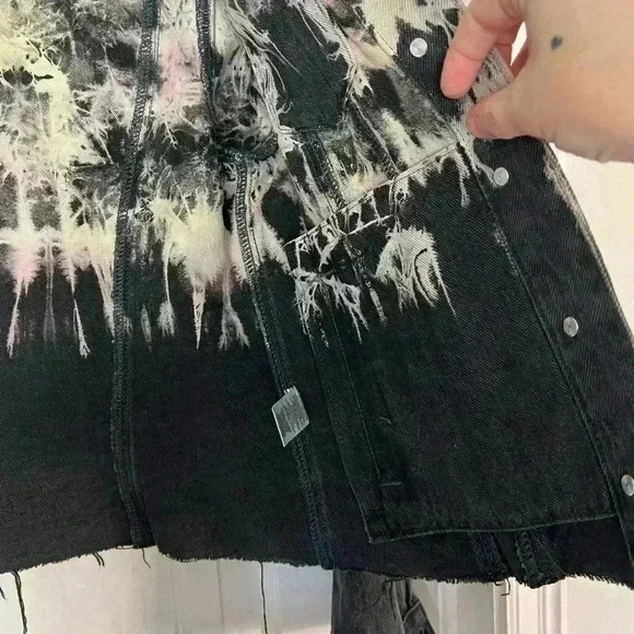 Blue Revival DARIA TIE DYE TRUCKER IN COSMOS Jean Jacket black/ pink denim - Picture 11 of 13